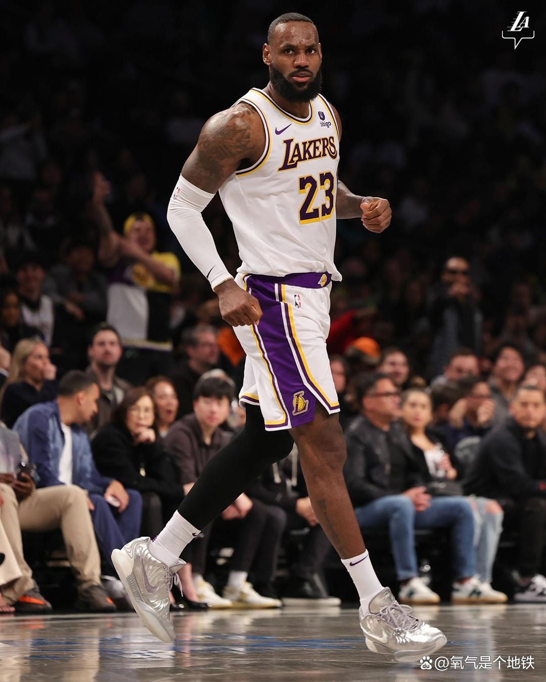 开云中国体育网页版登录詹姆斯在美国队比赛中大胜，出色防守引发热议！(詹姆斯在美国队比赛中大胜,出色防守引发热议的是谁)